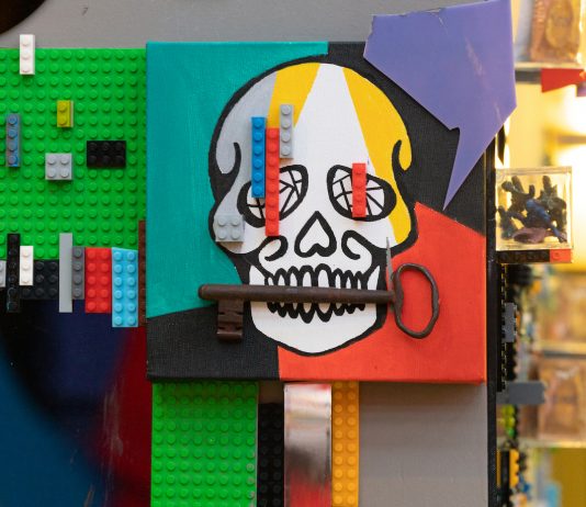 Use the right tools, a Napoli l’installazione di Marianna Vittorioso contro l’AIDS Marianna Vittorioso, Use The Right Tools, dettaglio