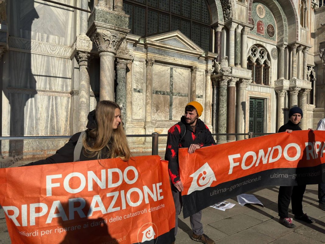 Attivisti per il clima in azione alla Basilica di San Marco Venezia