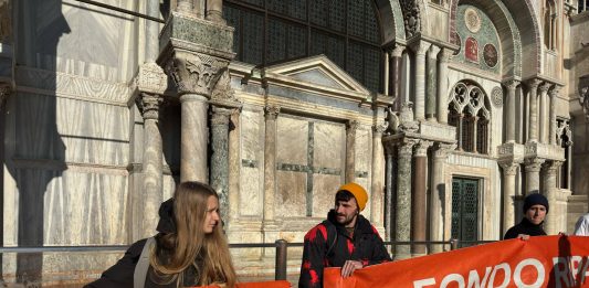 Venezia, gli attivisti per il clima imbrattano la Basilica di San Marco Attivisti per il clima in azione alla Basilica di San Marco Venezia