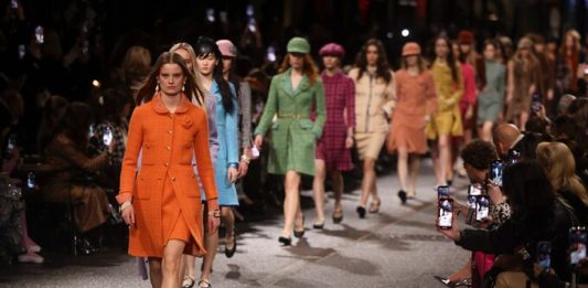 Chanel accende le strade di Manchester tra calcio, tweed e Sex Pistols