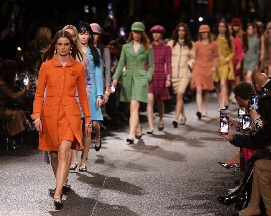 Chanel accende le strade di Manchester tra calcio, tweed e Sex Pistols