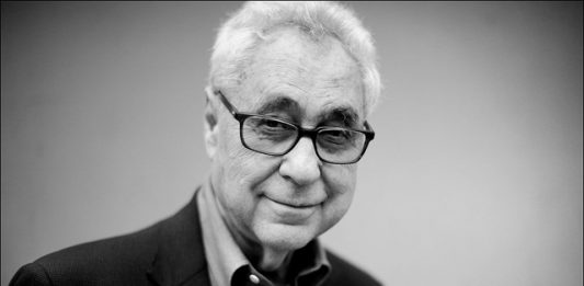 Addio a Elliott Erwitt, fotografo dell’assurdo del quotidiano, tra cani e icone Elliott Erwitt by David Kregenow