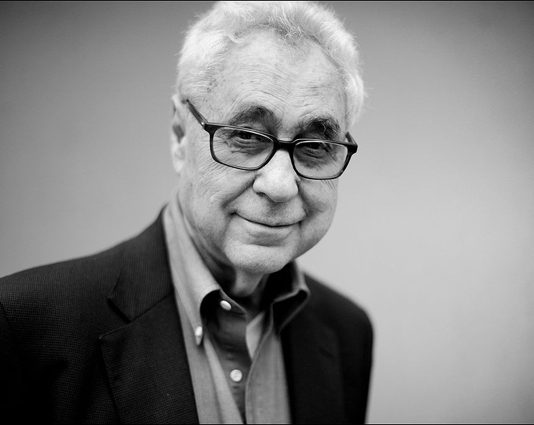 Addio a Elliott Erwitt, fotografo dell’assurdo del quotidiano, tra cani e icone Elliott Erwitt by David Kregenow