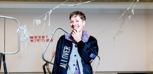 Jesse Darling vince il Turner Prize 2023 con le sue sculture instabili Jesse Darling, vincitrice del Turner Prize 2023