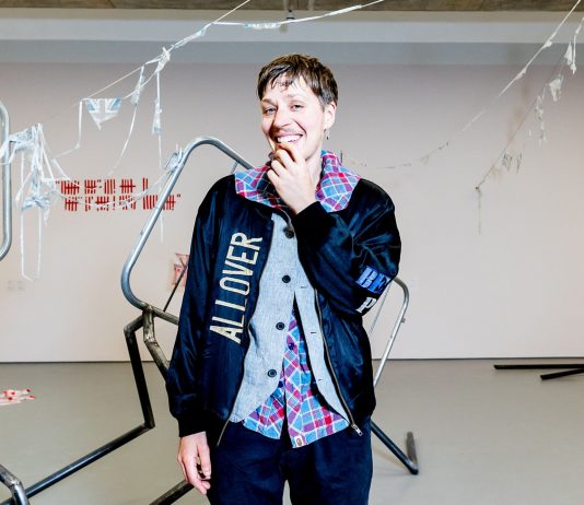 Jesse Darling vince il Turner Prize 2023 con le sue sculture instabili Jesse Darling, vincitrice del Turner Prize 2023