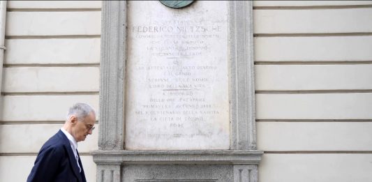 Il viandante e la sua ombra: il documentario su Giorgio de Chirico e Giulio Paolini Giorgio de Chirico e Giulio Paolini: il viandante e la sua ombra, still