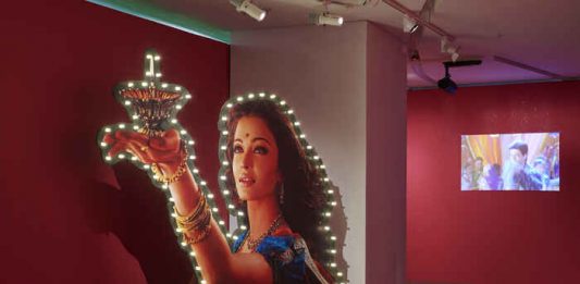 Il cinema di Bollywood tra storia, mitologia e superstar: la mostra a Parigi Bollywood superstars. Histoire d'un cinéma indien, veduta della mostra, Musée du quai Branly – Jacques Chirac, Parigi, 2023-2024