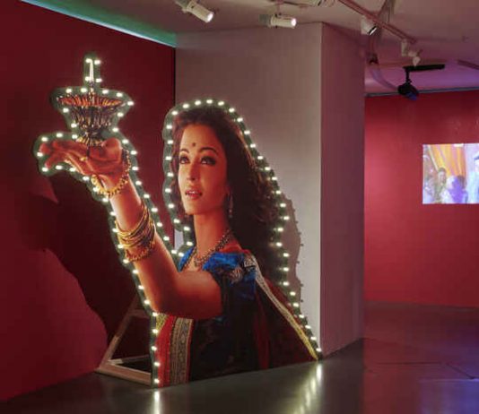 Il cinema di Bollywood tra storia, mitologia e superstar: la mostra a Parigi Bollywood superstars. Histoire d'un cinéma indien, veduta della mostra, Musée du quai Branly – Jacques Chirac, Parigi, 2023-2024