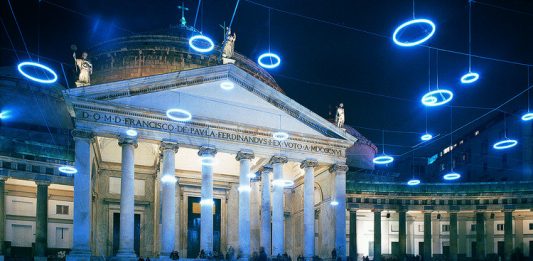 Rimossa, riscattata o riqualificata? La controversa trasformazione di Napoli Rebecca Horn, Sriti di madreperla, 14 dicembre 2002 - 31 gennaio 2003, installazione site specific a Piazza del Plebiscito, Napoli