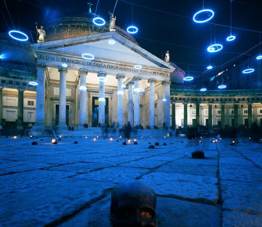 Rimossa, riscattata o riqualificata? La controversa trasformazione di Napoli Rebecca Horn, Sriti di madreperla, 14 dicembre 2002 - 31 gennaio 2003, installazione site specific a Piazza del Plebiscito, Napoli