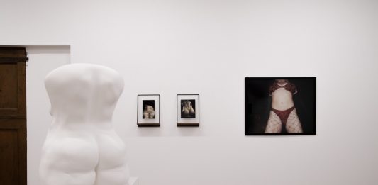 Il sesso nelle camere d’albergo: la mostra da Metronom che prende spunto dal libro di Geoff Dyer