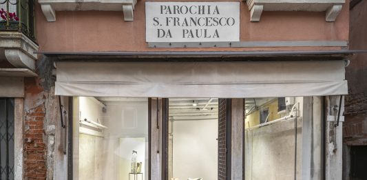 Strato impermeabile: la prima personale di Gennaro de Luca a Venezia