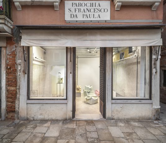 Strato impermeabile: la prima personale di Gennaro de Luca a Venezia