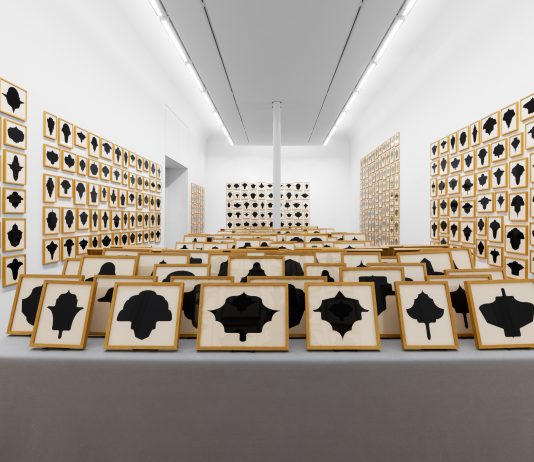 Milano, le minime variazioni di Allan McCollum alla Galleria Fumagalli Allan McCollum, Minime Variazioni, Galleria Fumagalli, Milano, 2024. Foto ©LucreziaRoda. Courtesy Galleria Fumagalli