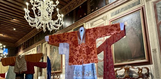 I preziosi abiti cinesi del Museo della Seta di Suzhoun in mostra a Palazzo Mocenigo