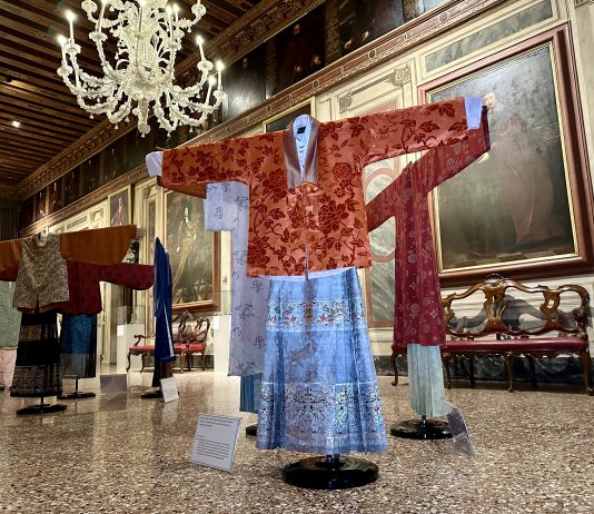 I preziosi abiti cinesi del Museo della Seta di Suzhoun in mostra a Palazzo Mocenigo