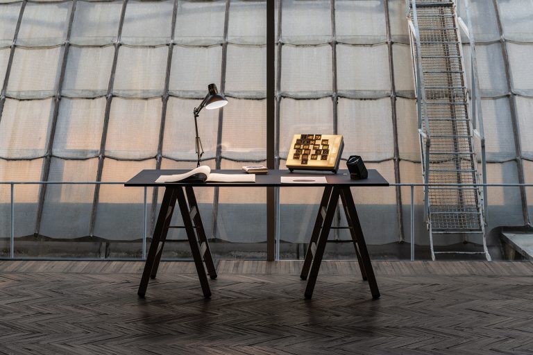 Immagine della mostra “Calculating Empires”. Ricercatori-artisti Kate Crawford e Vladan Joler. Osservatorio Fondazione Prada, Milano. Foto: Piercarlo Quecchia – DSL Studio / @piercarloquecchia – @dsl__studio Courtesy: Fondazione Prada