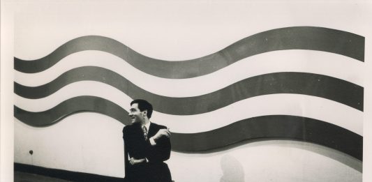 Bologna Art Week: le anticipazioni del fine settimana, tra gallerie e musei Sergio Lombardo seduto di fronte a Strisce ondulate extra, 1966. Courtesy Archivio Sergio Lombardo