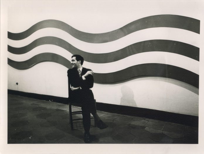 Sergio Lombardo seduto di fronte a Strisce ondulate extra, 1966. Courtesy Archivio Sergio Lombardo
