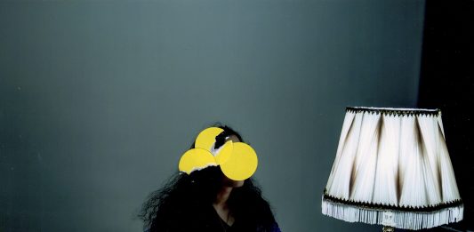 Iran, rose e repressione: fotografie di Newsha Tavakolian al Mudec di Milano © Newsha Tavakolian And They Laughed At Me. Portrait of a journalist in Tehran