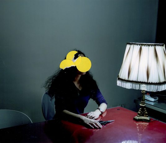 Iran, rose e repressione: fotografie di Newsha Tavakolian al Mudec di Milano © Newsha Tavakolian And They Laughed At Me. Portrait of a journalist in Tehran