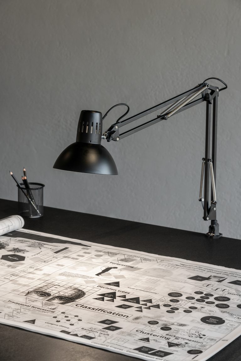 Immagine della mostra “Calculating Empires”. Ricercatori-artisti Kate Crawford e Vladan Joler. Osservatorio Fondazione Prada, Milano. Foto: Piercarlo Quecchia – DSL Studio / @piercarloquecchia – @dsl__studio Courtesy: Fondazione Prada