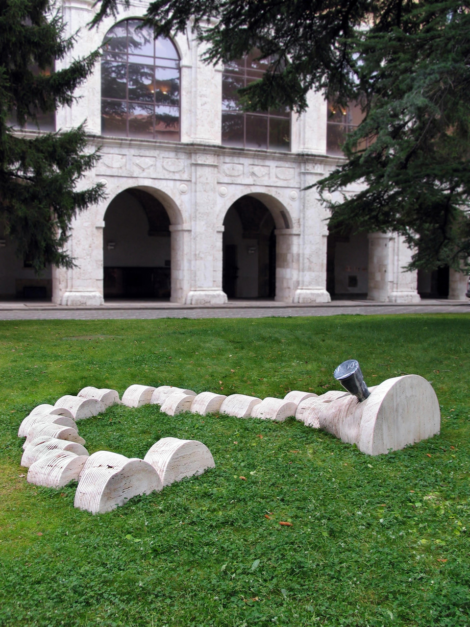 Lucilla Catania, Naturale, 2007, Corte del Palazzo Cinquecentesco de L’Aquila. Credits: Stefano Fontebasso de Martino