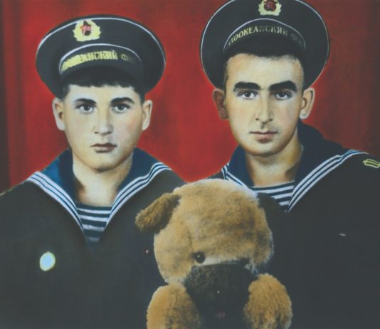 Distruttivo o beffardo? Il diario ucraino di Boris Mikhailov in mostra a Roma