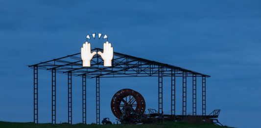 Hypermaremma, si illumina la grande emoticon di Claire Fontaine Claire Fontaine, Left & Right, 2023, Pescia Fiorentina. Courtesy the artist and Hypermaremma, photo credit Daniele Molajoli