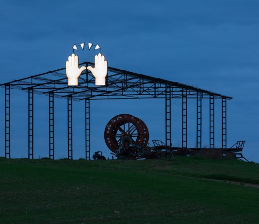 Hypermaremma, si illumina la grande emoticon di Claire Fontaine Claire Fontaine, Left & Right, 2023, Pescia Fiorentina. Courtesy the artist and Hypermaremma, photo credit Daniele Molajoli