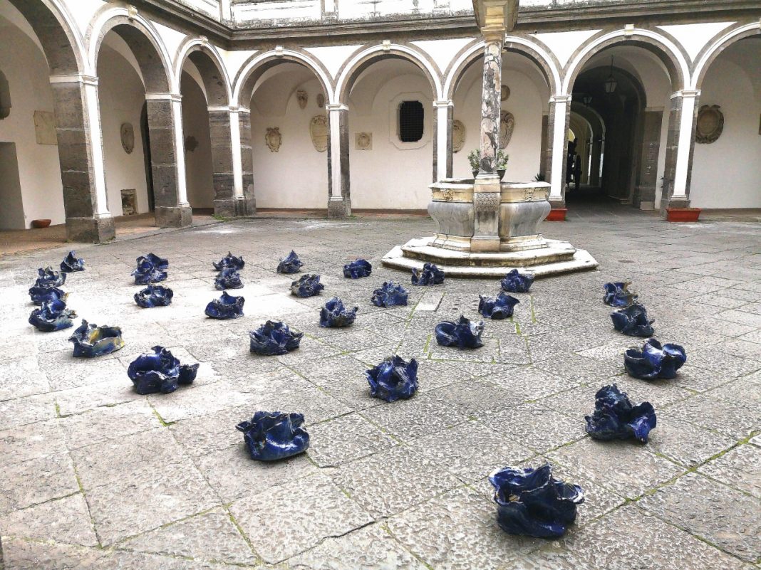 L’opera Germinazione (2005) di Claudio Palmieri, esposta nella mostra Vesuvio Universale, Vesuvio Quotidiano, oggi nelle collezioni permanenti presso la Certosa di San Martino – Polo Museale Campania. Courtesy Claudio Palmieri, 2023