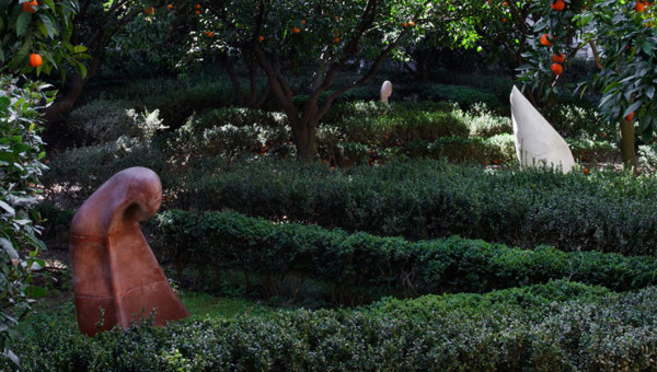 Il chiostro di Palazzo Venezia con la scultura Delfino di Lucilla Catania, donata dall’artista. Courtesy Palazzo Venezia, 2023