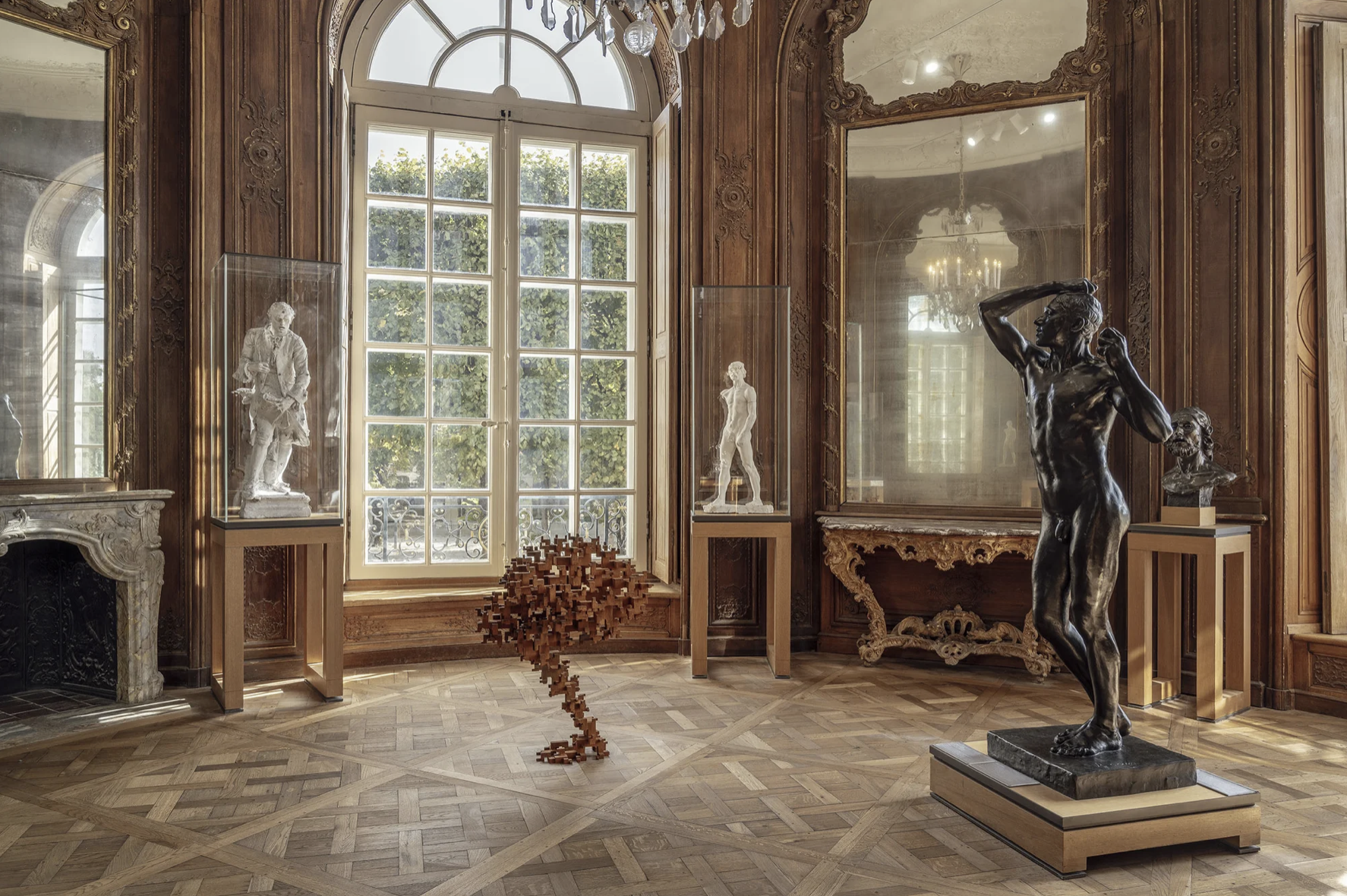 Antony Gormley, Burst (2022), ghisa, 100.5 x 54.6 x 80.1 cm. Critical Mass, Musée Rodin, Parigi, Francia, 17 ottobre 2023– 3 marzo 2024. Courtesy Antony Gormley Ph.Oak Taylor-Smith