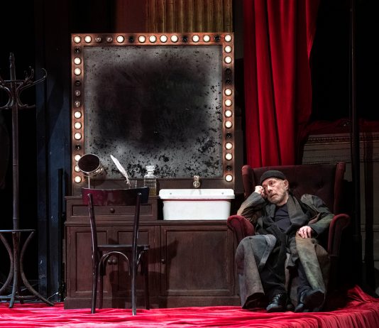 Un Curioso Accidente, l’attualità di Goldoni allo Strehler di Milano curioso accidente goldoni strehler