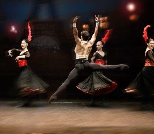 Gaîté parisienne, Fredy Franzutti riscopre un balletto (quasi) dimenticato Gaite parisienne, Balletto del Sud, Fredy Franzutti, Ph Gabriele Emiliano, Francesco De Vincentis