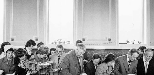 Le mostre da non perdere a febbraio in tutta Italia Martin Parr. Banchetto inaugurale del sindaco di Todmorden Inghilterra, West Yorkshire, Todmorden, 1977 Da “The Non-Conformists” © Martin Parr/Magnum Photos