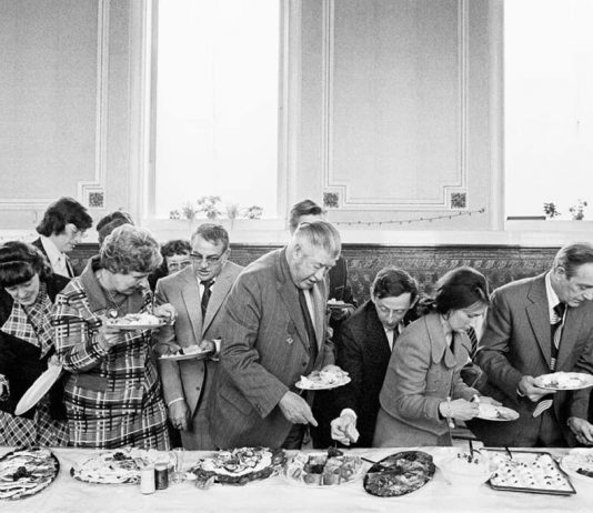 Le mostre da non perdere a febbraio in tutta Italia Martin Parr. Banchetto inaugurale del sindaco di Todmorden Inghilterra, West Yorkshire, Todmorden, 1977 Da “The Non-Conformists” © Martin Parr/Magnum Photos