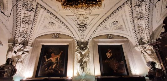 Corpi di luce e sangue: Nicola Samorì in mostra al Museo del Tesoro di San Gennaro, Napoli LUCE E SANGUE, di Nicola Samorì, veduta della mostra, Museo del Tesoro di San Gennaro, Napoli, 2023-2024