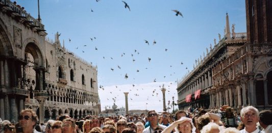 Limiti ai gruppi organizzati e niente megafoni: così Venezia tenta di salvarsi dall’overtourism