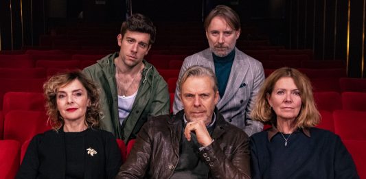 Metti, una sera a cena: l’eredità di Patroni Griffi per Kaspar Capparoni