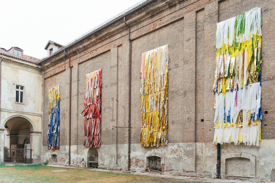 Parade-Curtains_Daniel-González-Ph.-Vincenzo-Parlati-1068x712 Parade Curtains, Daniel González per Paratissima, 2022. Ph. Vincenzo Parlati