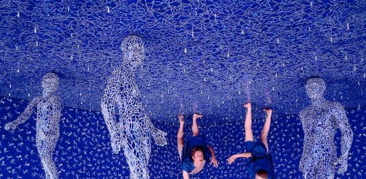 I mondi immaginari della fotografia di Sandy Skoglund in mostra a Senigallia