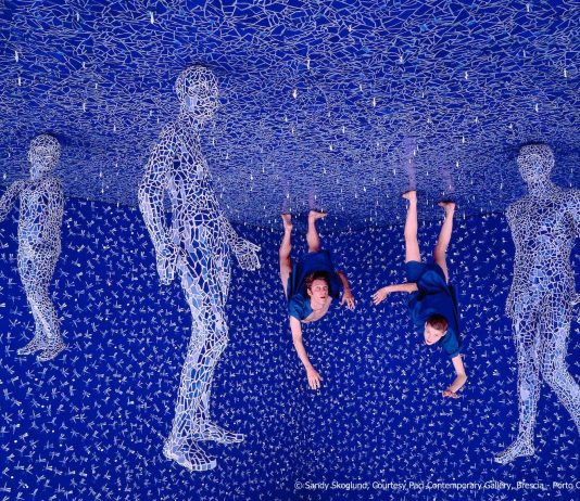 I mondi immaginari della fotografia di Sandy Skoglund in mostra a Senigallia