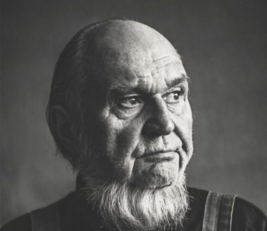 Addio a Carl Andre, controverso maestro dell’Arte Minimale Carl Andre morto