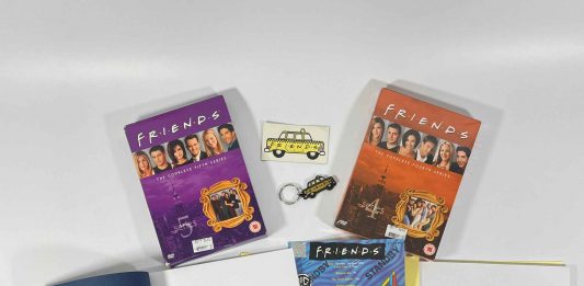 My eyes, my eyes! Due copioni originali di Friends volano a 22.000 sterline friends asta