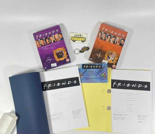 My eyes, my eyes! Due copioni originali di Friends volano a 22.000 sterline friends asta