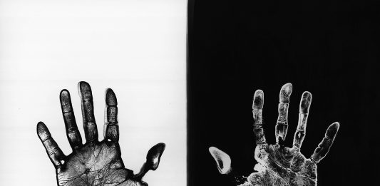 Picasso, Renoir, Mulas, Parr: le mostre del 2024 e del 2025 da non perdere a Milano Ugo Mulas. Il laboratorio. Una mano sviluppa, l’altra fissa. A Sir John Frederick William Herschel, 1970 - 1972 © Eredi Ugo Mulas. Tutti i diritti riservati. Courtesy Archivio Ugo Mulas, Milano – Galleria Lia Rumma, Milano / Napoli