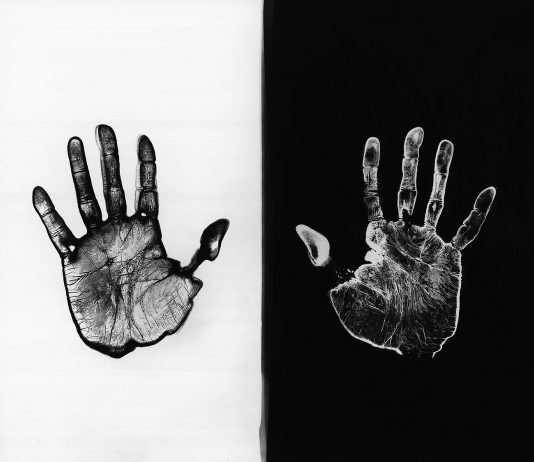 Picasso, Renoir, Mulas, Parr: le mostre del 2024 e del 2025 da non perdere a Milano Ugo Mulas. Il laboratorio. Una mano sviluppa, l’altra fissa. A Sir John Frederick William Herschel, 1970 - 1972 © Eredi Ugo Mulas. Tutti i diritti riservati. Courtesy Archivio Ugo Mulas, Milano – Galleria Lia Rumma, Milano / Napoli