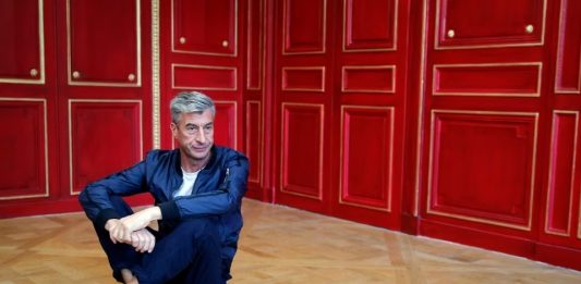 Maurizio Cattelan torna ad Arte Fiera insieme a Mutina, con un progetto misterioso