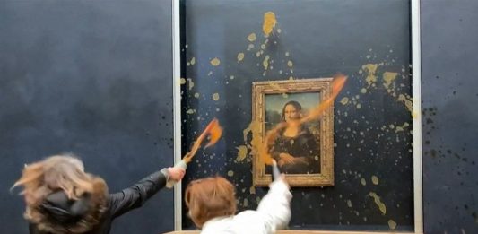 Zuppa sulla Gioconda: blitz degli attivisti per l’ambiente al Louvre